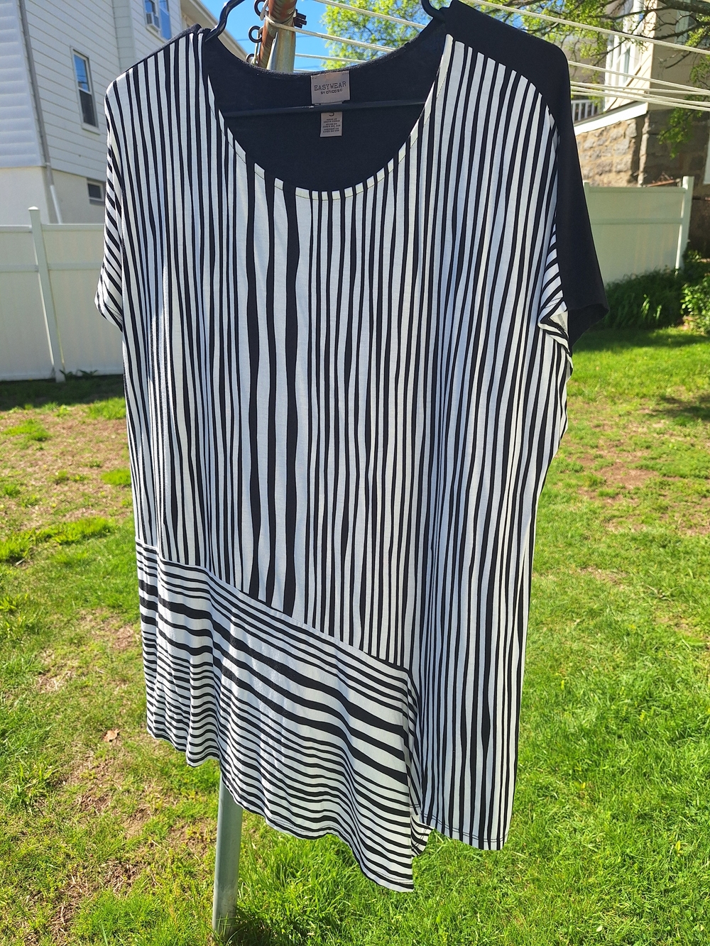 Like New! Chicos WOMENS size 3 Top.